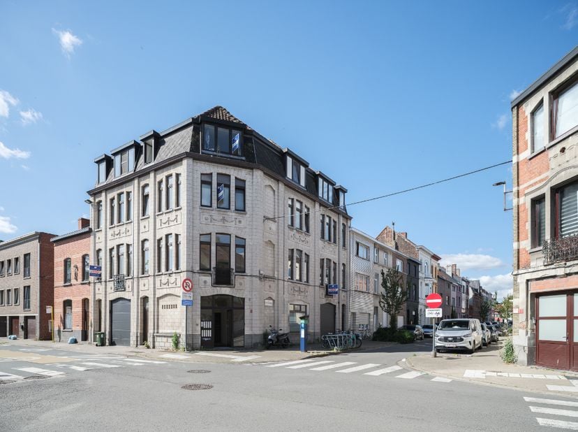 Lichtrijk duplexappartement met 2 slaapkamers nabij het Rozebroekenpark<br />
<br />
Voor meer info of bezoeken mail naar Info@carloeggermont.be<br />