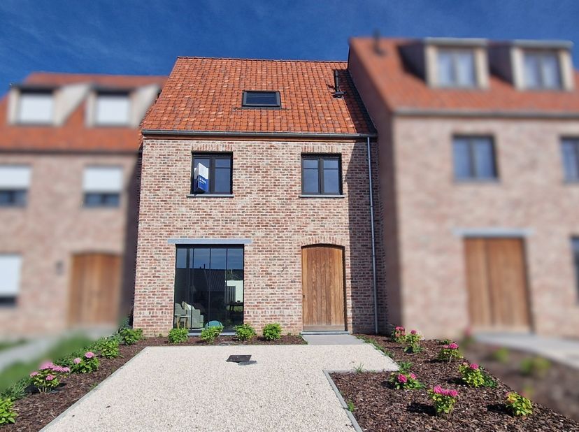 We komen deze eigentijdse, strak-landelijk ingerichte woning binnen via de ruime inkomhall met gastentoilet. De lichtrijke leefruimte met open keuken