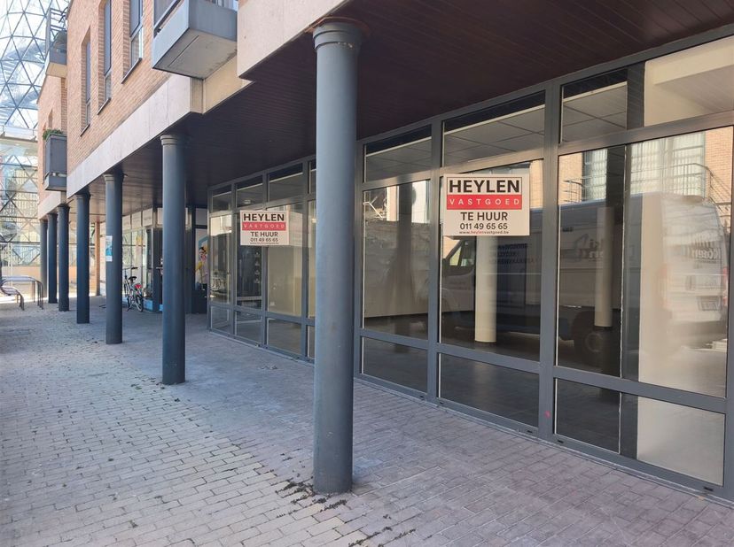 Commercieel handelspand (105m²) in hartje Lommel<br />
Ligging: Het handelspand is gelegen op De Vryheyt, dé winkel- en wandelstraat van Lommel. Deze