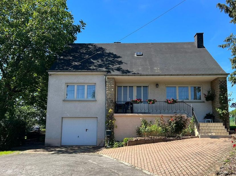 Juliet Immo a le plaisir de vous présenter cette maison familiale 4 chambres à louer – Ses atouts: Espace, Calme, confort et proximité du Luxembourg<b