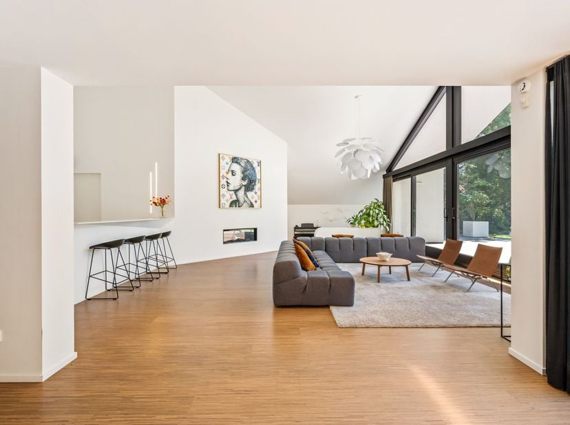Ontdek deze uitzonderlijke villa, prachtig gelegen in het groene en gegeerde Oud-Turnhout. Dit unieke eigendom werd in 2018 compleet gerenoveerd en (d