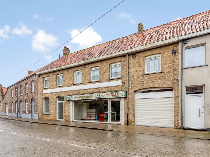 Deze ruime gesloten woning, gelegen in het centrum van Vladslo, beschikt over een voormalige handelsruimte die zich perfect leent voor uiteenlopende i