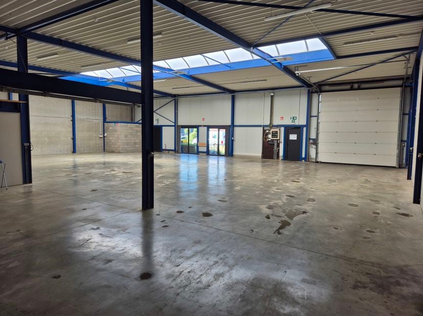 Op KMO-zone Kleine Heide in Oudsbergen wordt deze unit van 396m² te huur aangeboden. Het pand is voorzien van kantoor, kitchenette en sanitair (totaal