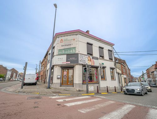                                         Bâtiment commercial à vendre à Fontaine-l'Evêque, € 248.000
