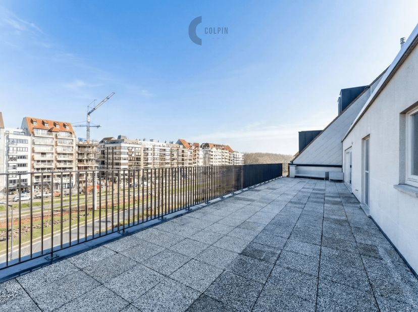 Idéalement situé sur le Knokkestraat à Knokke-Heist, ce penthouse exceptionnel se trouve au 5ᵉ et dernier étage de l’immeuble. L’ascenseur dessert jus