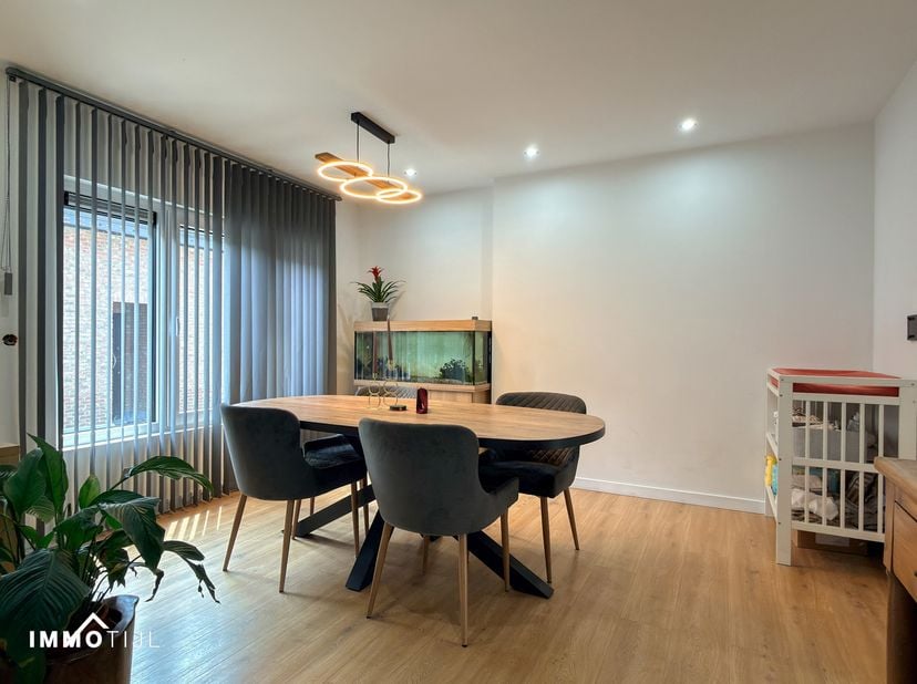 Volledig vernieuwde woning met mooie tuin in hartje Mere! <br />
Deze recent vernieuwde woning beschikt op het gelijkvloers over een inkom, een gezell