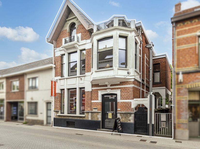 Karaktervol burgerhuis met tuin, parking en tal van mogelijkheden in hartje Kasterlee<br />
In het centrum van Kasterlee bevindt zich dit bijzonder ka