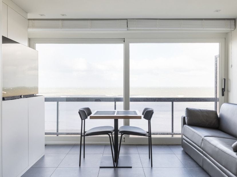 À vendre : appartement élégant situé sur la digue à Westende-Bad, avec une magnifique vue frontale sur la mer. Cet appartement fermé au 6e étage, cons