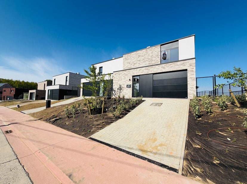 Op zoek naar een woning waar je zó kan intrekken? In het charmante Meensel (Tielt-Winge) staat deze stijlvolle halfopen nieuwbouwwoning helemaal klaar