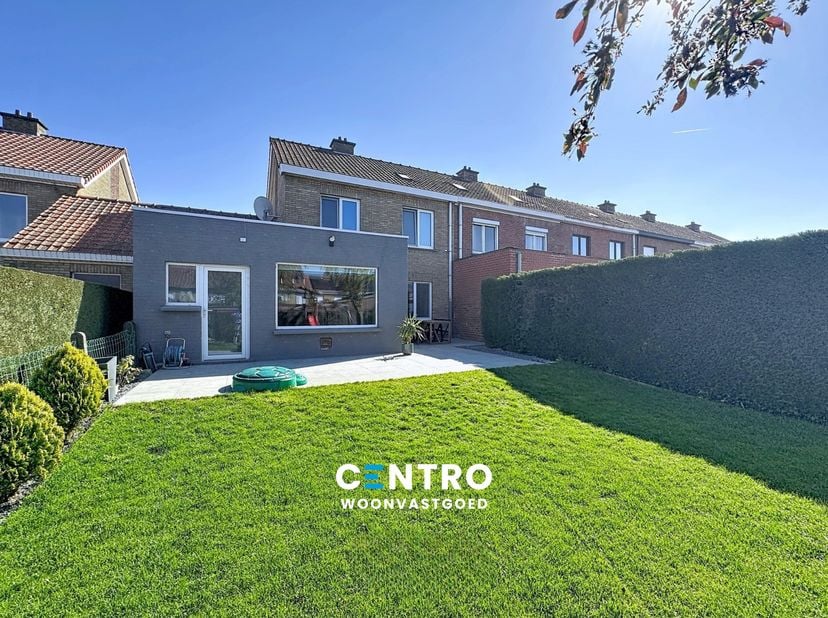 Recent gerenoveerde woning met alle COMFORT met garage, dubbele oprit en aangelegde tuin met groot zonneterras te Rumbeke!<br />
<br />
INDELING:<br /