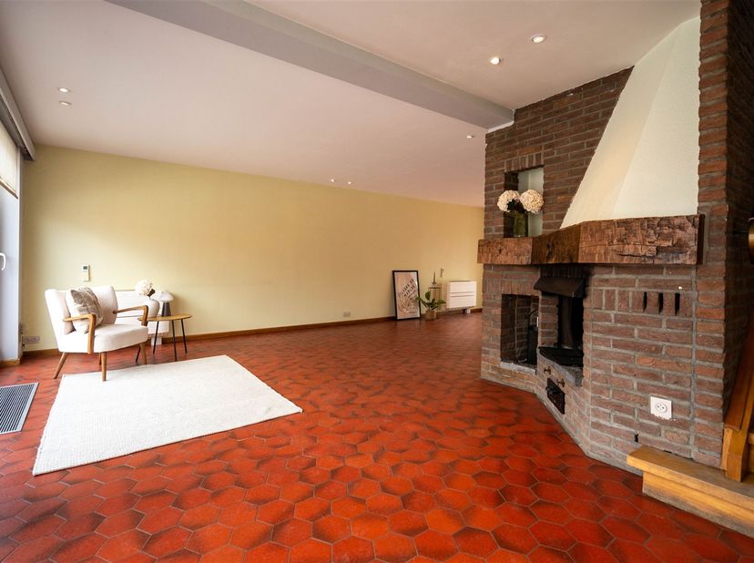 Ontdek deze ruime en energiezuinige woning in Zwijndrecht, perfect voor gezinnen die op zoek zijn naar comfort en functionaliteit. Bij binnenkomst bet