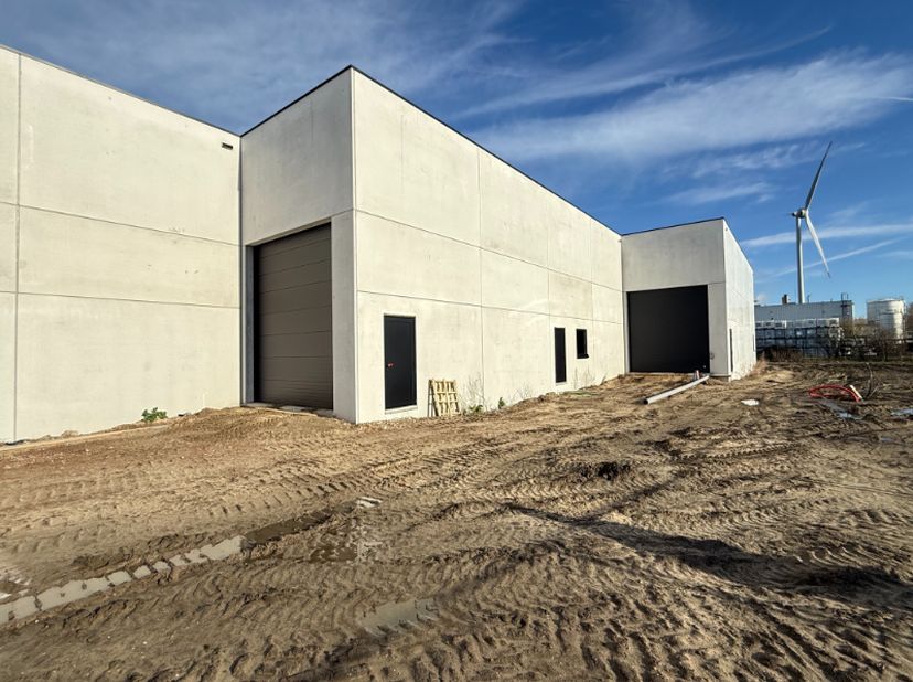 Op een strategische en vlot bereikbare locatie in Evergem bevindt zich deze nieuwbouw KMO-unit met een oppervlakte van 380 m² + 107 m² kantoor.<br />