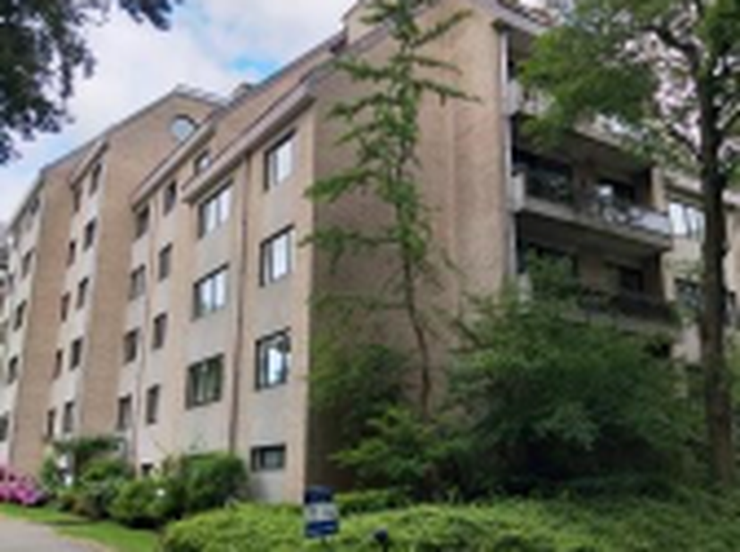 Ruim 3-kamer appartement van 140 m² op de 3e verdieping in een rustig gebouw in Oudergem.<br />
✔ Lichte woonkamer (42 m²)<br />
✔ 3 slaapkamers (20 /