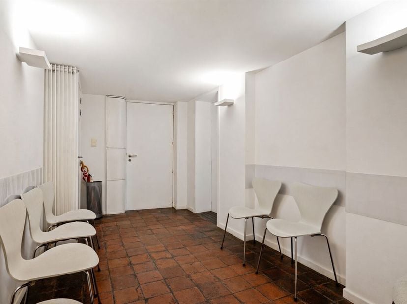 Uitzonderlijk pand met praktijkruimte en garage in hartje Antwerpen<br />
Op een toplocatie in het historisch centrum bevindt zich Den Hert, een besch