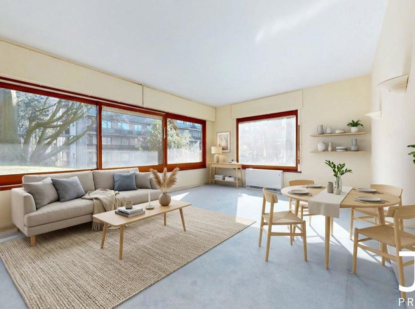 Gelegen in een rustige en residentiële straat, op korte afstand van de Avenue Brugmann, geniet dit ruime gelijkvloers van 199 m² (PEB-oppervlakte) van