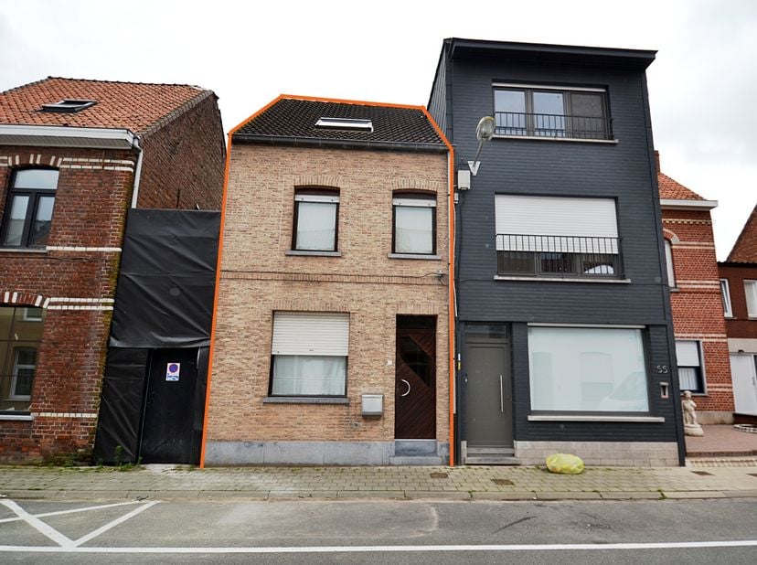Deze mooi afgewerkte woning bevindt zich in de buurt van o.a. warenhuizen, scholen, bakkers, slagers, openbaar vervoer,...<br />
<br />
Via de inkomha