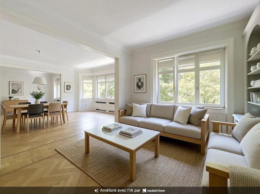 Barnes biedt u een prachtig appartement van 235 m² (volgens PEB) ideaal gelegen op een steenworp afstand van het Bos van Cambre, op de prestigieuze Lo