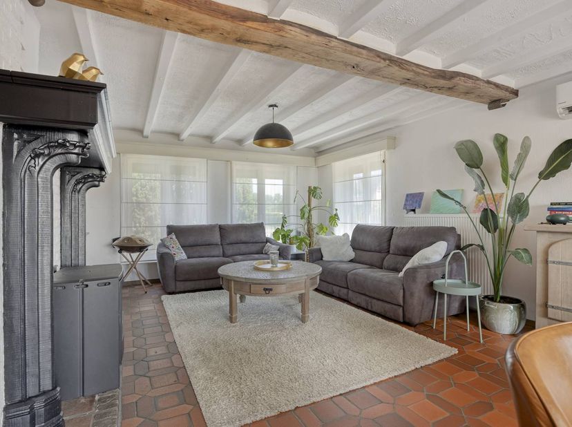 Vous trouverez cette maison kangourou presque entièrement rénovée à l'adresse Stationsstraat 45 à Elen. Avec pas moins de 369 m² de surface habitable,