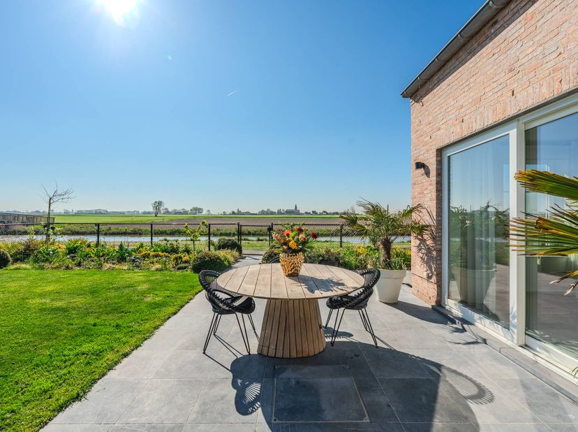 Ontdek deze hoogwaardig afgewerkte woning aan Ter Yde 106, gelegen in een rustige en residentiële omgeving. U geniet hier van een toplocatie: het stra