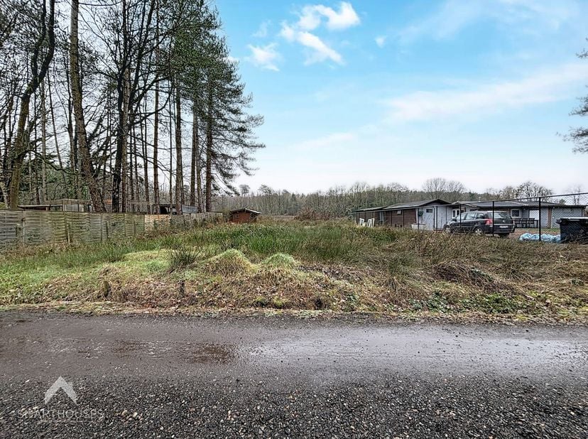 Terrain à bâtir à vocation récréative situé dans un véritable écrin de calme et de verdure. Cette magnifique parcelle de 592 m² offre une opportunité