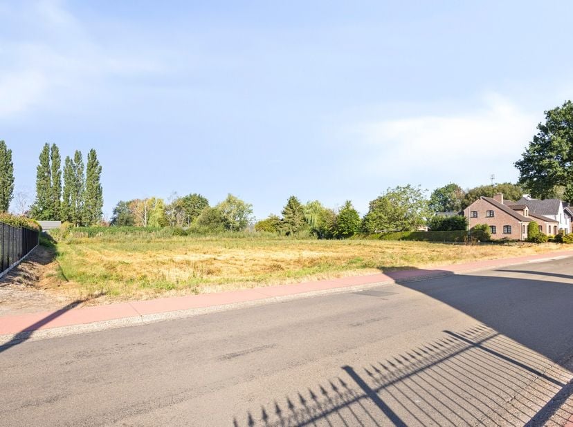 DRIE ruime percelen voor OPEN bebouwing te koop, vlakbij het centrum van As.<br />
Prachtig gelegen, met het comfort van het centrum vlakbij, en maar