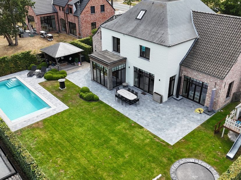 Deze statige villa werd gebouwd in 2016 met oog voor kwalitatieve materialen en comfort.<br />
<br />
Gelegen aan de Bouwelsesteenweg geniet deze woni
