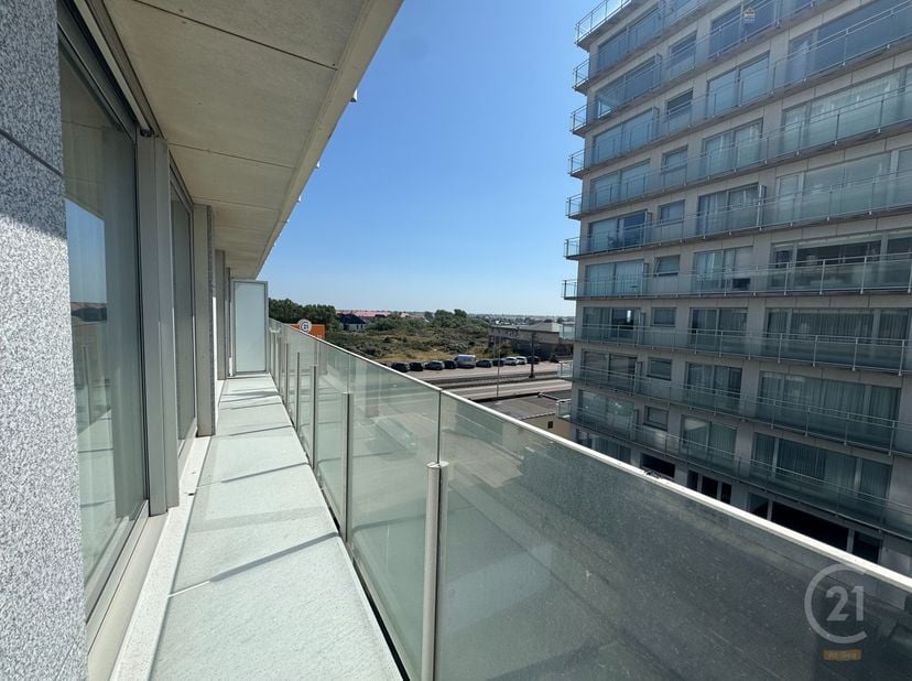 Dit verzorgde appartement bevindt zich op de derde verdieping van residentie Zeegalm aan de Zeedijk in Middelkerke en biedt een aangename woonomgeving
