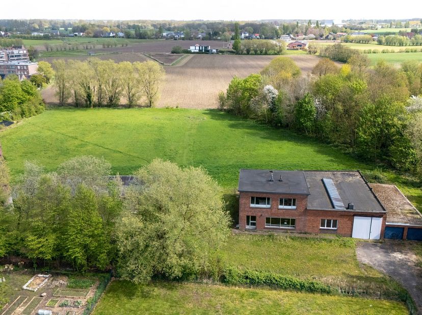 Unieke renovatiekans op een uitzonderlijke toplocatie in het hart van Aartselaar<br />
Op zoek naar een project met karakter, ruimte én een ongeziene