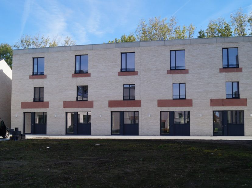 Nieuwbouw rijwoning op loopafstand van het centrum van het pittoreske Stene en open zicht op groene weide en sportcentrum.<br />
Bestaande uit inkomha