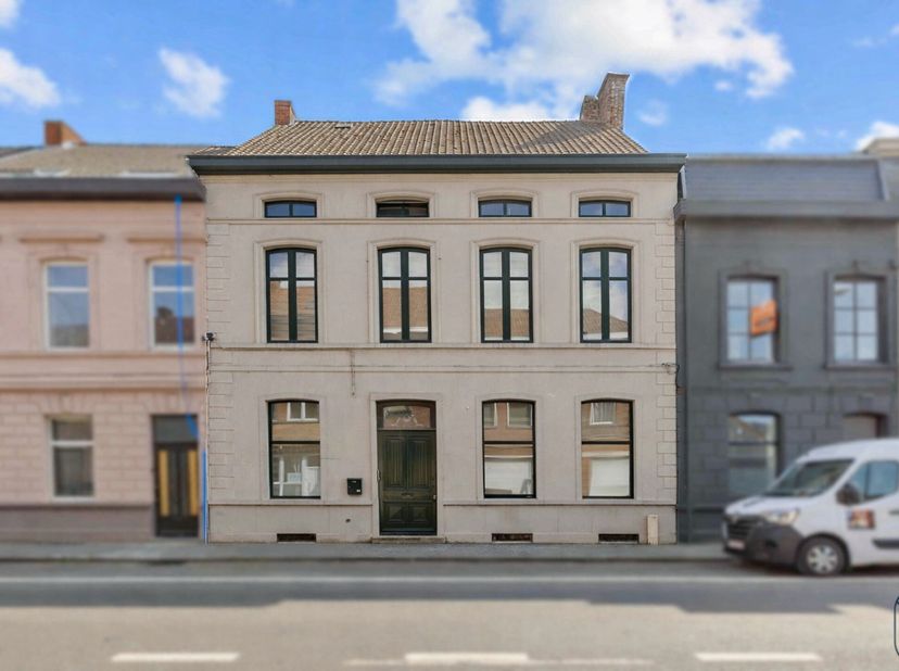 Deze charmante herenwoning geniet van een absolute topligging in het centrum, met winkels, scholen en openbaar vervoer op wandelafstand. Achter de kar