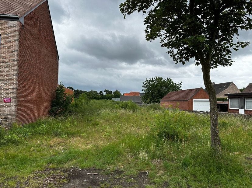 Zuid-georiënteerde bouwgrond voor halfopen bebouwing van 837m² met ca. 15m grondbreedte te koop.Op zoek naar de perfecte plek voor uw droomwoning? Dez