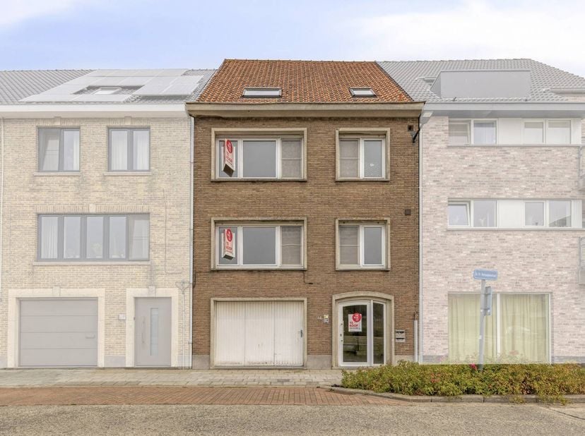 Bent u op zoek naar een rendabele investering met veel potentieel aan de kust? Deze op te frissen opbrengsteigendom te koop biedt een uitstekende kans