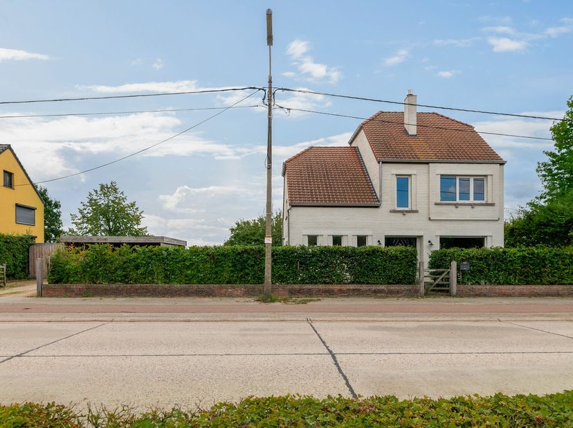 Op een uitstekende locatie in Sint-Katelijne-Waver bevindt zich deze ruime, volledig gerenoveerde woning met een bewoonbare oppervlakte van ca. 224 m²