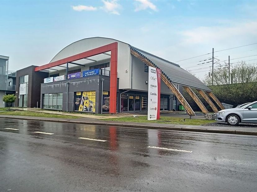 W Immobilière vous propose en location au sein du centre de service Luxvert,  une surface de bureaux modulable de 123 m² entièrement meublée au 1er ét