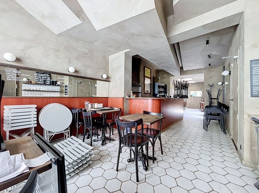 A proximité de la Place Flagey - Établissement HORECA à remettre composé comme suit : Au rez-de-chaussée : Une surface commercial de +/- 70m², un comp