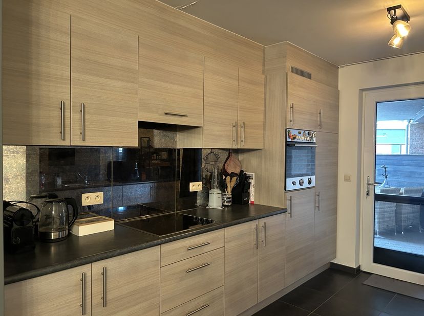 Ben jij op zoek naar een gelijkvloers appartement op een leuke locatie in Hamont? Dan hebben wij gevonden wat jij zoekt!<br />
INDELING:<br />
Kelderv