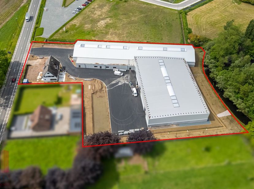 Dit hoogwaardig bedrijfsgebouw heeft een totale oppervlakte van 1.420 m² waarvan 265 m² kantoren en sociale ruimte.&amp;nbsp;De site is vlot bereikbaar da