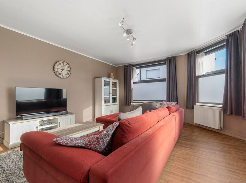 Ce spacieux appartement est situé dans la Sint-Elooistraat à Termonde, dans le quartier résidentiel tranquille de Groot-Zand. Toutes les commodités qu