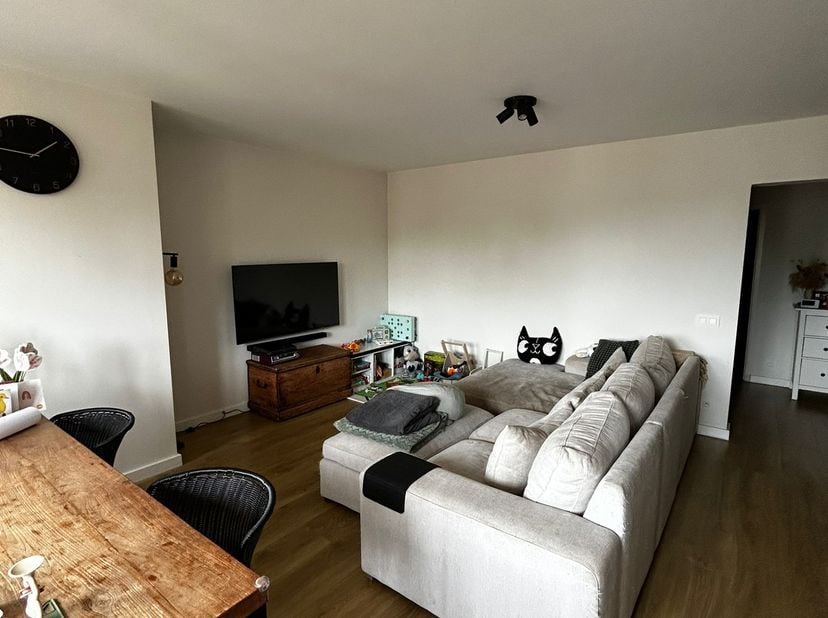 Op zoek naar een gezellig, instapklaar appartement met veel lichtinval en een praktische indeling? Dan is dit appartement op de tweede verdieping zeke