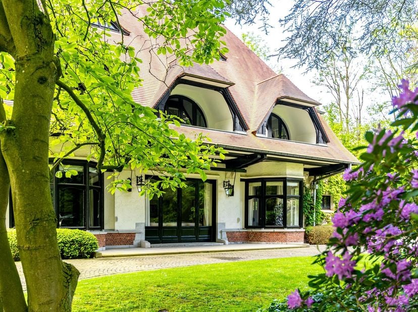 Propriété de style "Manoir" aux finitions contemporaines située à la limite d’Uccle et de Rhode-Saint-Genèse, construite en 1907 et rénovée en profond