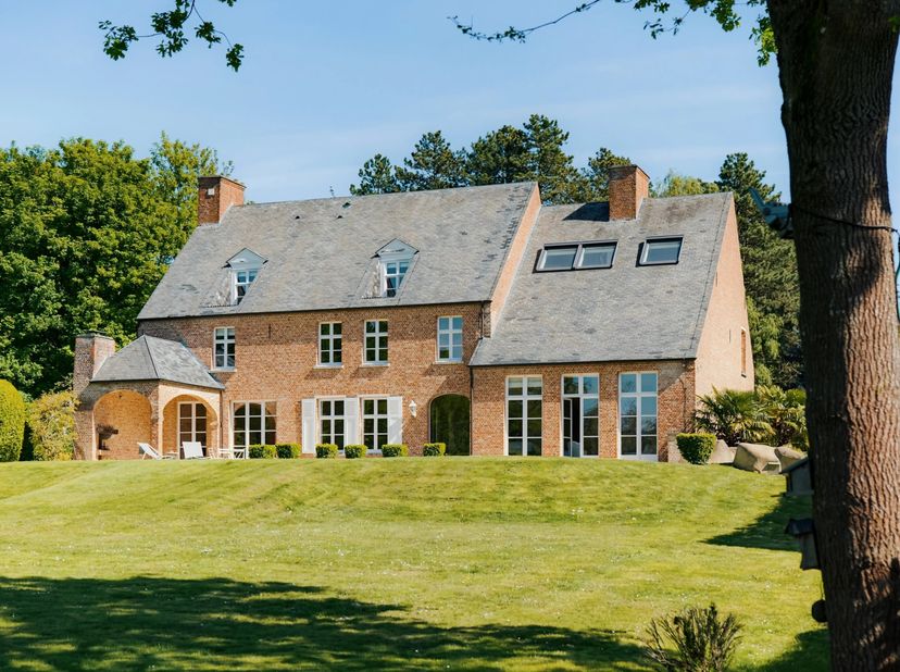 In de populaire wijk van de oude golfbaan in Rhode-Saint-Genèse, heeft Victoire-Junot het genoegen u exclusief deze uitzonderlijke woning te presenter