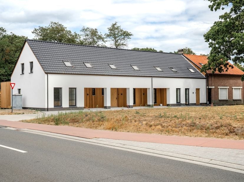 Ontdek de tijdloze charme van deze prachtige woning aan de Guillaumelaan in Leopoldsburg. Dit halfopen huis, gebouwd in 1918 en binnenkort gerenoveerd