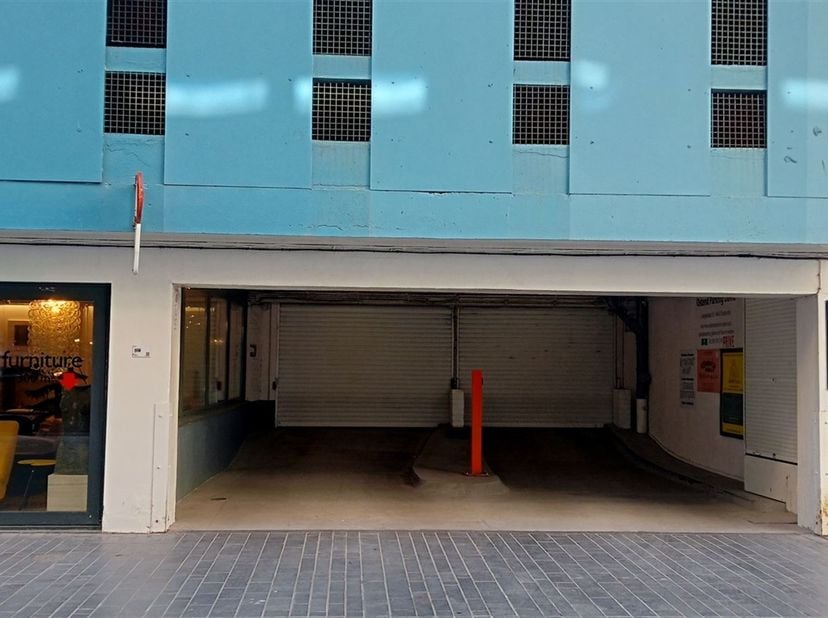 Place de parking spacieuse au 5ème étage du Parking David. Situé au centre d'Ostende. Avec ascenseur. Disponible immédiatement.<br />
Dimensions : 24