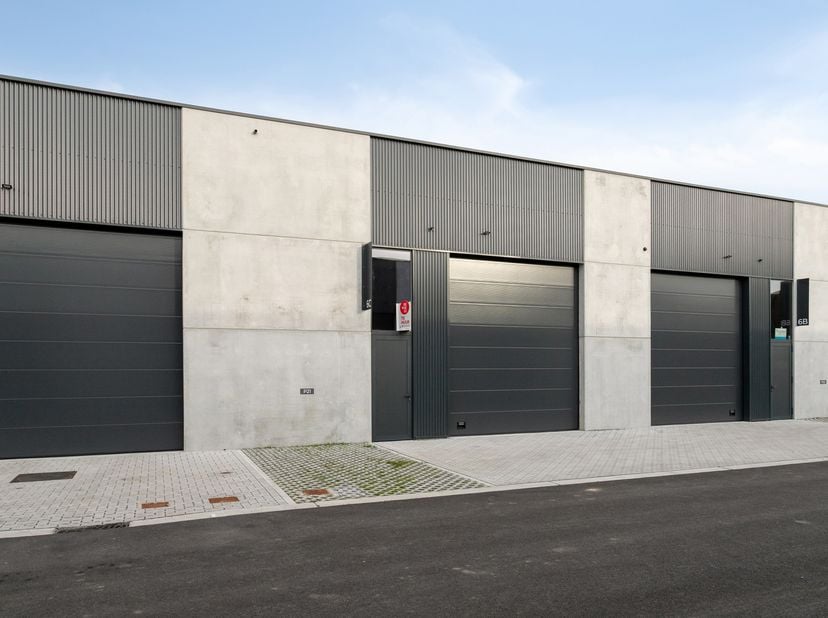 Cet entrepôt neuf de haute qualité à louer est situé dans le parc d'affaires Clarysse à Pittem. Une excellente base pour les entrepreneurs à la recher