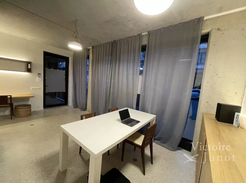 Nabijheid Bascule / Kasteellaan. Kantoor met opbergruimte en geïntegreerd bureau met een oppervlakte van circa 30m², voorzien van een kitchenette en a