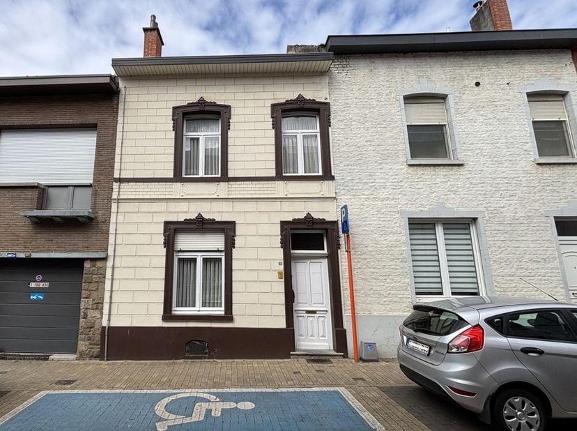 **Biedingen welkom vanaf 314 000 EUR – onder voorbehoud van acceptatie door de verkoper**&amp;nbsp;<br />
<br />
Verrassend ruime, gesloten bebouwing met