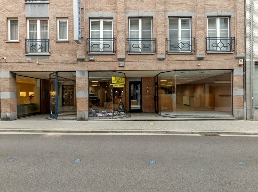 In de Diesterstraat, te Sint-Truiden, kan men deze handelsruimte terugvinden.<br />
Dankzij de centrale positie tussen de Grote Markt en het station h