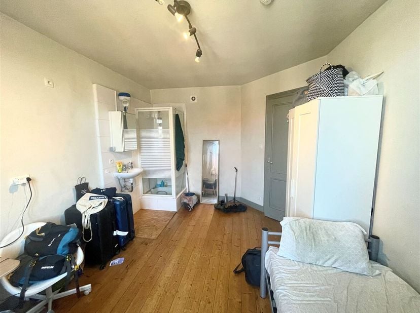 RÉSERVÉ AUX ÉTUDIANTS - ONLY FOR STUDENTS<br />
Cette chambre d'étudiant meublée est située en centre-ville d'Anvers. Elle dispose d'un lavabo et d'un