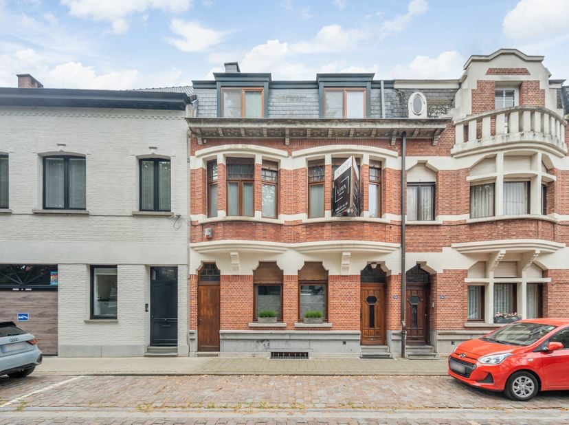 Gunstig gelegen in één van de mooiste straten van Herentals. Alle faciliteiten op wandelafstand (winkels, scholen, openbaar vervoer,..). Tevens is er