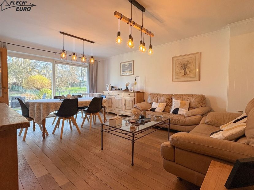 Nous avons le plaisir de vous présenter cet agréable appartement idéalement situé dans un quartier calme et recherché. Niché au rez-de-chaussée de la